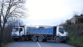 Kosovalı Sırplar kamyonlarla yolları trafiğe kapattı