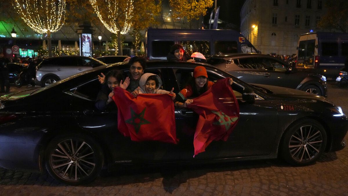 Marokkói szurkolók örülnek a francia Champs Elysées-n december 10-én, miután Marokkó legyőzte Portugáliát és az afrikai országok közül elsőként bekerült a VB-elődöntőbe