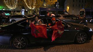 Marokkói szurkolók örülnek a francia Champs Elysées-n december 10-én, miután Marokkó legyőzte Portugáliát és az afrikai országok közül elsőként bekerült a VB-elődöntőbe