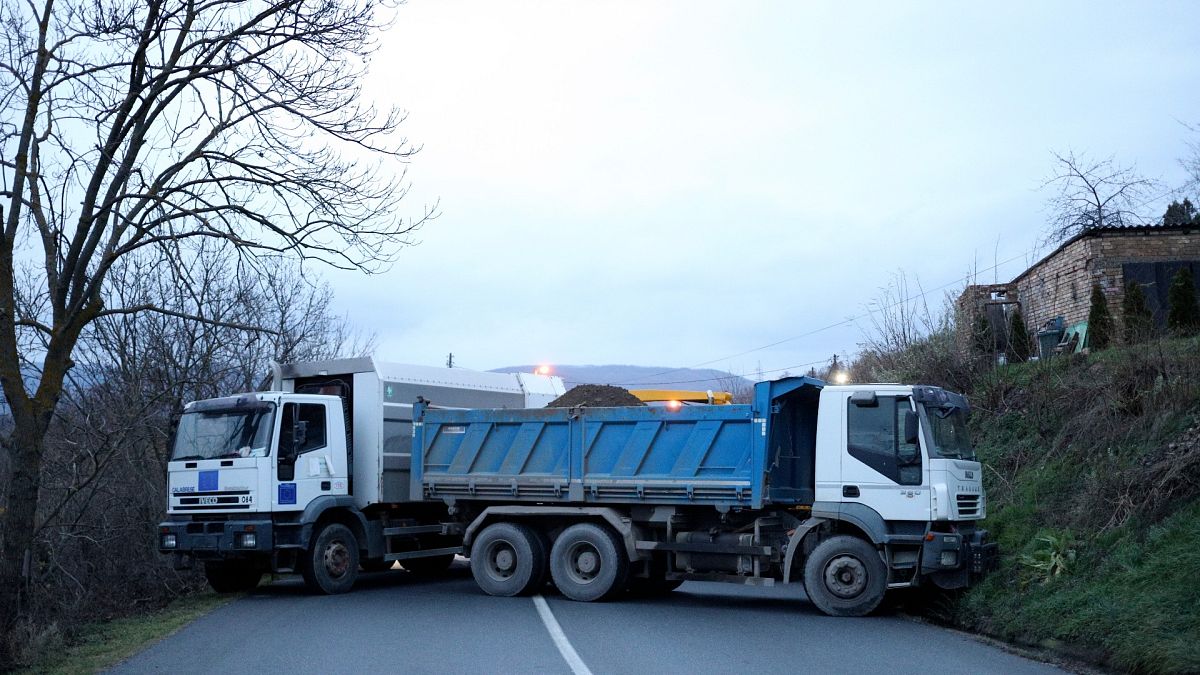 شاحنتان تغلقان طريقاً شمال كوسوفو صباح الأحد 10 ديسمبر 