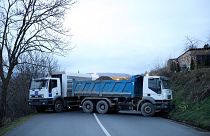 شاحنتان تغلقان طريقاً شمال كوسوفو صباح الأحد 10 ديسمبر