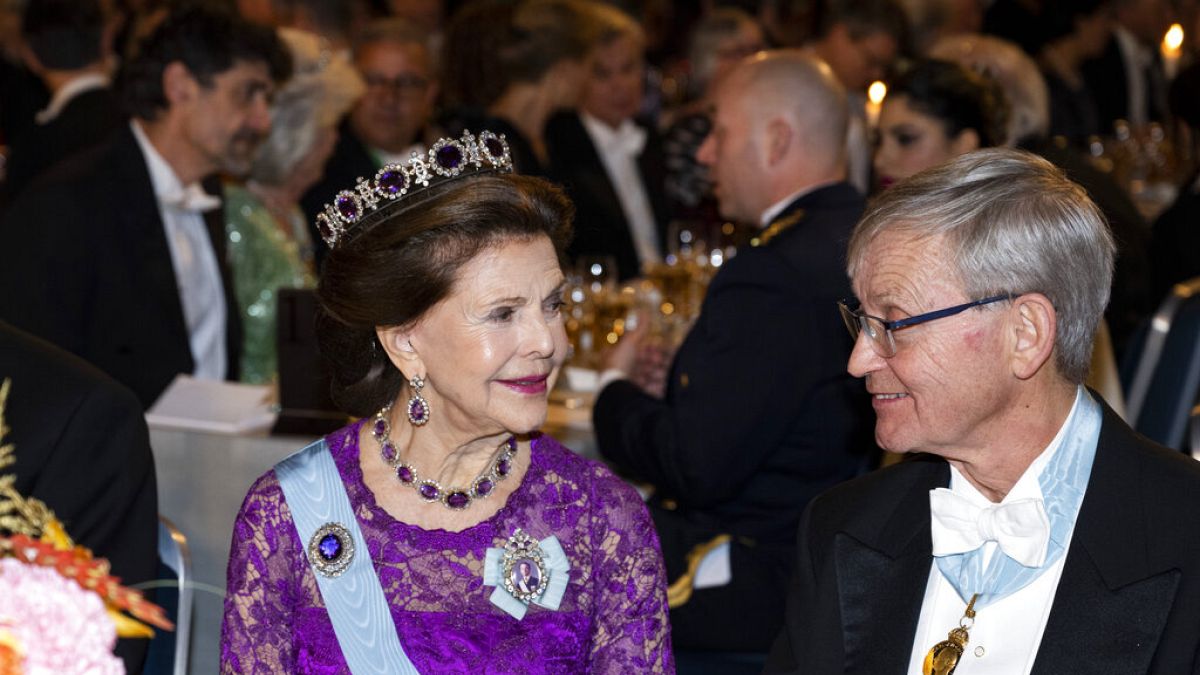 Королева Швеции Сильвия и председатель Нобелевского комитета Карл-Хенрик Хельдин на банкете в честь лауреатов 2022 года