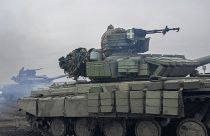 وحدة دبابة تابعة للجيش الأوكراني تتجه نحو خط الجبهة في خيرسون. 2022/11/18