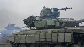 وحدة دبابة تابعة للجيش الأوكراني تتجه نحو خط الجبهة في خيرسون. 2022/11/18