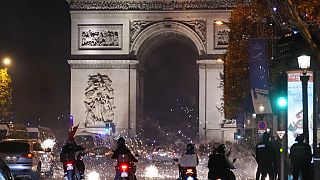 Célébrations de supporters français et marocains sur les Champs-Elysées, à Paris, le 10 décembre 2022.
