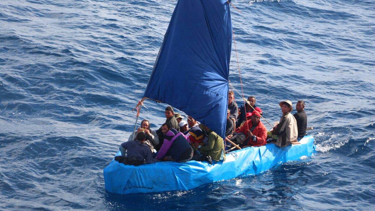Derme çatma teknelerle ABD'ye ulaşmaya çalışan Kübalı göçmenler