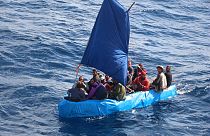 Derme çatma teknelerle ABD'ye ulaşmaya çalışan Kübalı göçmenler