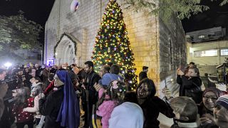 الاحتفال بإضاءة شجرة عيد الميلاد في الكنيسة الرومانية الكاثوليكية في غزة. 2021/12/18