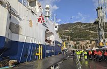 El barco de rescate Geo Barents que lleva a bordo migrantes rescatados en el mar Mediterráneo está atracado en el puerto de Salerno, Italia, el 11 de diciembre de 2022.