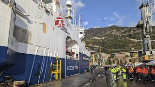 El barco de rescate Geo Barents que lleva a bordo migrantes rescatados en el mar Mediterráneo está atracado en el puerto de Salerno, Italia, el 11 de diciembre de 2022.