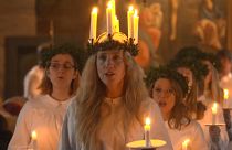 Eine Lucia-Darstellerin mit Kerzenkrone