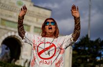 امرأة ترتدي قميصًا مكتوبًا عليه كلمة "إعدام" أثناء مشاركتها في مسيرة لدعم النساء الإيرانيات في اسطنبول. 2022/11/26