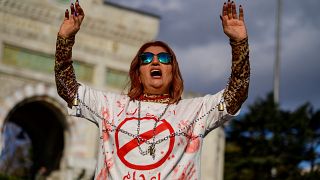 امرأة ترتدي قميصًا مكتوبًا عليه كلمة "إعدام" أثناء مشاركتها في مسيرة لدعم النساء الإيرانيات في اسطنبول. 2022/11/26