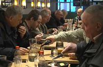 Cena de Navidad caritativa en un restaurante de la estación central de Estocolmo, capital de Suecia, para personas sin hogar.