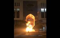 Névtelenül feltöltött videón, ahogy felgyújtják egy iszlám vallási iskola bejáratát az iráni Busehrben 2022. december 10-én
