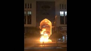 Névtelenül feltöltött videón, ahogy felgyújtják egy iszlám vallási iskola bejáratát az iráni Busehrben 2022. december 10-én