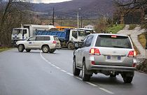 Kosova'nın kuzeyinde Sırplarca yollara konulan ağır vasıta araçların kapattığı yoldan geçemeyen AB misyonuna ait araç geri dönerken