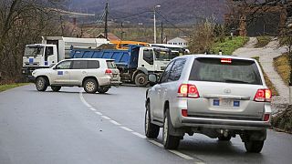Kosova'nın kuzeyinde Sırplarca yollara konulan ağır vasıta araçların kapattığı yoldan geçemeyen AB misyonuna ait araç geri dönerken