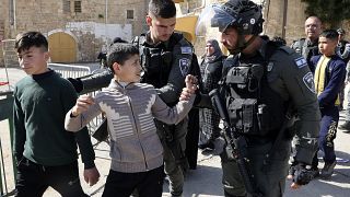 جندي إسرائيلي يمسك بطفل فلسطيني في محيط الحرم الإبراهيمي. 2022/02/28