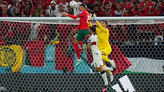المغربي يوسف النصيري  يسدد الكرة برأسه إلى المرمى البرتغالي. 2022/12/10