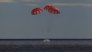 Amerizaje en el Océano Pacífico de la cápsula Orión tras 25 días de la misión Artemis I de la NASA.