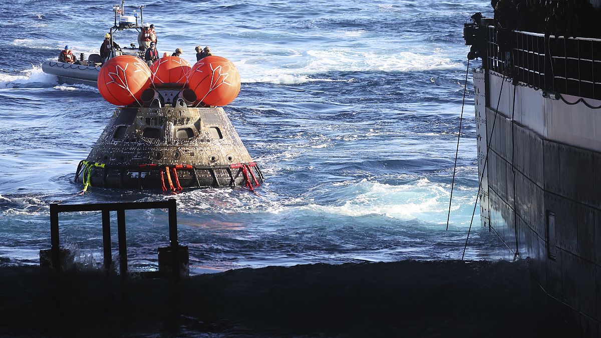 Подъём капсулы корабля "Орион" после приводнения в Тихом Океане