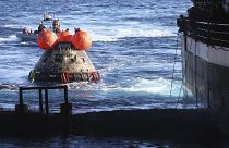 Подъём капсулы корабля "Орион" после приводнения в Тихом Океане