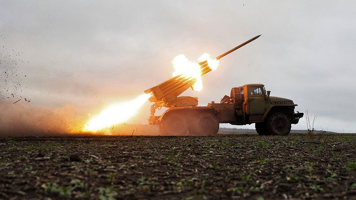 راجمة صواريخ تقصف باتجاه مواقع روسية على خط الجبهة بالقرب من باخموت بمنطقة دونيتسك - 27 نوفمبر 2022