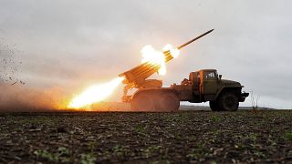 راجمة صواريخ تقصف باتجاه مواقع روسية على خط الجبهة بالقرب من باخموت بمنطقة دونيتسك - 27 نوفمبر 2022