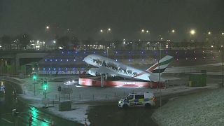 إلغاء رحلات جوية في مطارات لندن بسبب الثلوج