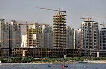 برج‌های مسکونی در حال ساخت در اطراف دریاچه مصنوعی چیتگر در سال ۲۰۱۹