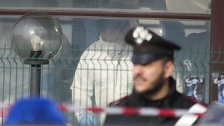 Bűnügyi helyszínelők végzik a dolgukat a római bárban, ahol a lövöldözés történ - a helyszínt rendőri felügyelet alatt tartják