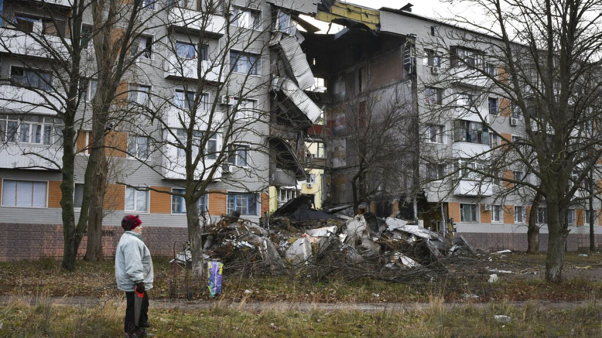 Ukrayna'nın Donetsk bölgesindeki Bakhmut'ta Rus bombardımanı sonucu hasar gören bir apartman