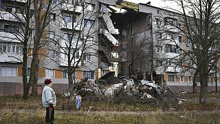 Ukrayna'nın Donetsk bölgesindeki Bakhmut'ta Rus bombardımanı sonucu hasar gören bir apartman