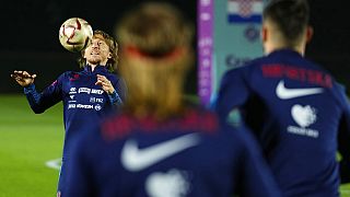 Luka Modric labdával a horvát labdarúgó válogatott edzésén Katarban
