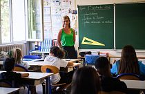 Eine Lehrerin begrüßt die Schülerinnen und Schüler am ersten Schultag des neuen Schuljahres an der Schule "Revolution Jet d'Eau" in Marseille, Frankreich, 1. September 2022