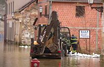 Rua inundada em Kostajnica, na Croácia
