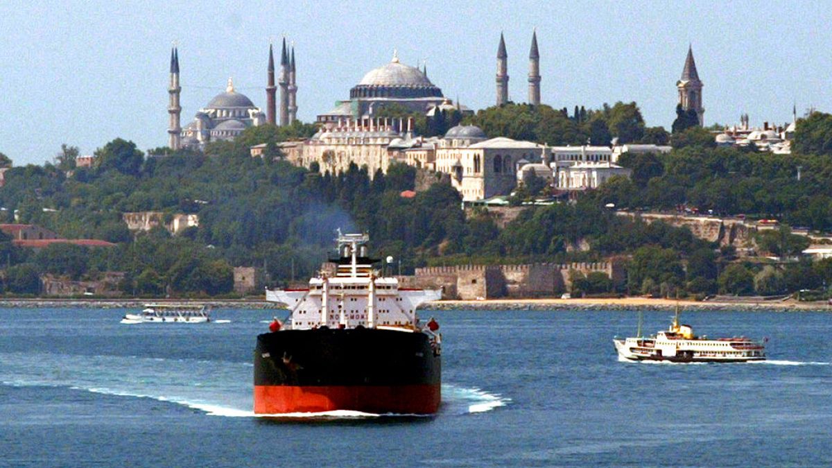 İstanbul Boğazı'ndan geçiş yapan petrol tankeri