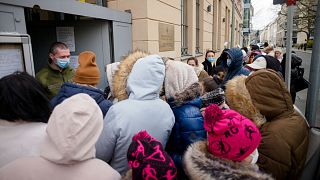 پناهندگان اوکراینی در مقابل بخش کنسولی سفارت اوکراین در برلین آلمان، جمعه اول آوریل ۲۰۲۲. بیش از ۱.۱ میلیون پناهنده در سال جاری وارد آلمان شده‌اند.