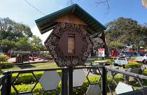 Un hotel de abejas en pal lado de un parque infantil. Abejas solitarias y sin aguijón en pleno centro de la localidad costaricense de San Ramón