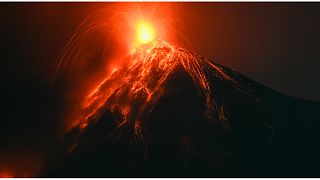 Vulcão Fuego em erupção