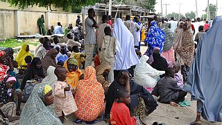 Nijerya'da evlerinden kaçan siviller (arşiv)
