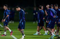 Lionel Messi en la sesión de entrenamiento antes del partido de semifinales entre Argentina y Croacia, este martes, en Doha (Catar).