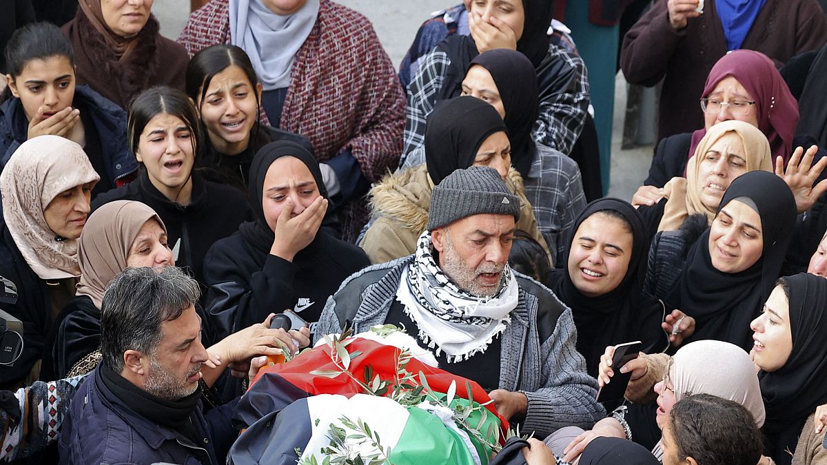 مشيعون فلسطينيون خلال جنازة جنى زكارنة التي قتلت برصاص الجيش الإسرائيلي في جنين، الضفة الغربية.
