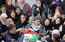 مشيعون فلسطينيون خلال جنازة جنى زكارنة التي قتلت برصاص الجيش الإسرائيلي في جنين، الضفة الغربية.