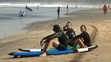 Endonezya'nın Bali Adası'nda bulunan Kuta Plajı kumsalında oturan yabancı turistler