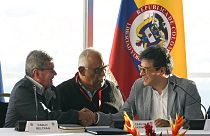 Kolombiya Ulusal Kurtuluş Ordusu (ELN) temsilcisi Pablo Beltran (sol) ve Kolombiya hükümeti adına Barış Yüksek Komiseri Ivan Danilo Rueda el sıkışırken