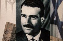 هذه الصورة التي التقطت في 25 يناير 2000 هي لقطة مقرّبة لطابع بريدي يخلد ذكرى الجاسوس الإسرائيلي إيلي كوهين الذي أعدمته سوريا في دمشق عام 1965.