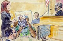 Eine Zeichnung aus dem Gerichtssaal zeigt den Angeklagten und seine Anwältin