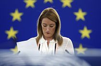 La Presidenta del Parlamento Europeo, Roberta Metsola, pronuncia su discurso y mira sus notas durante una sesión especial sobre los grupos de presión este 12 de diciembre